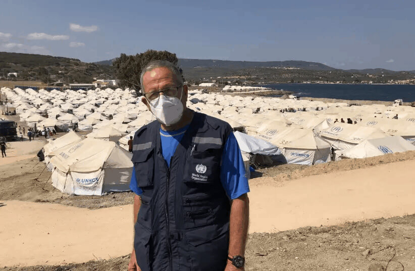 Израильский врач оказывает гуманитарную помощь пострадавшим в результате сильного пожара на Лесбосе